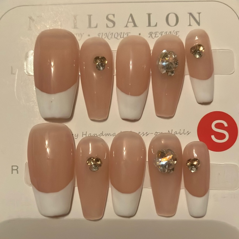 ❤️ Elegant Nude and White Press-On Nails